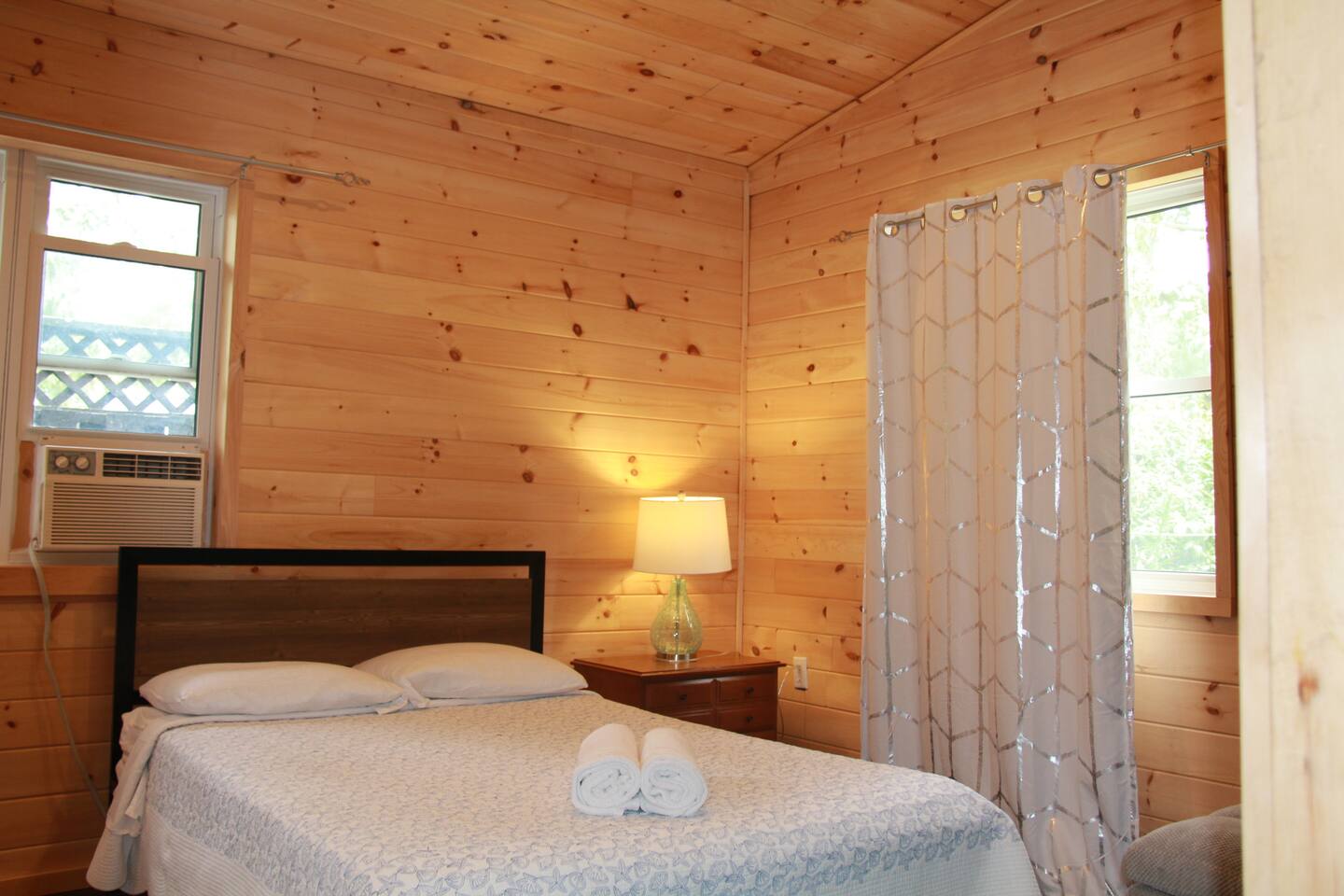 Sunset Cabin w/ 2 dbl beds - getaway by the beach