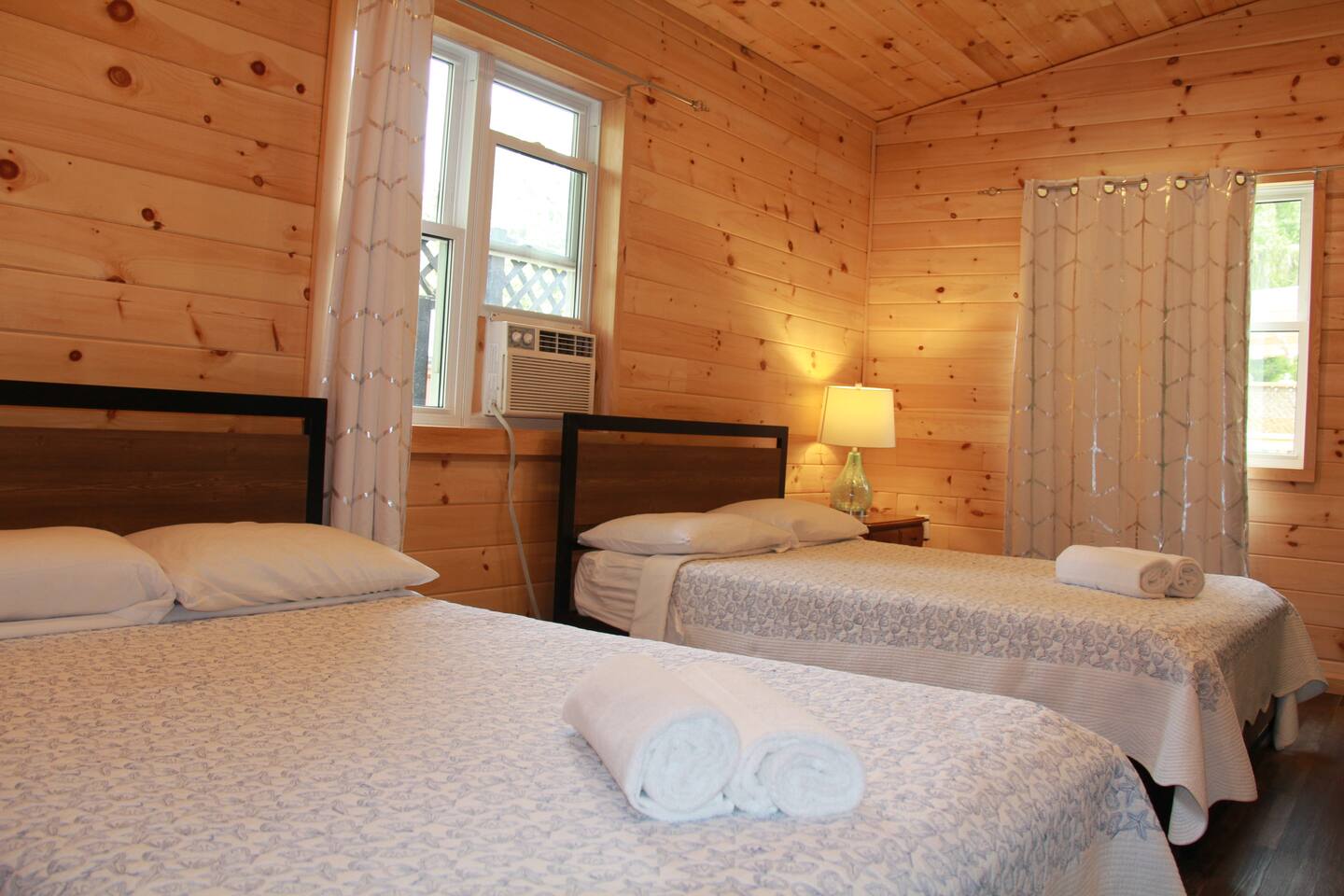 Sunset Cabin w/ 2 dbl beds - getaway by the beach — Lambton Shores — vacation rental