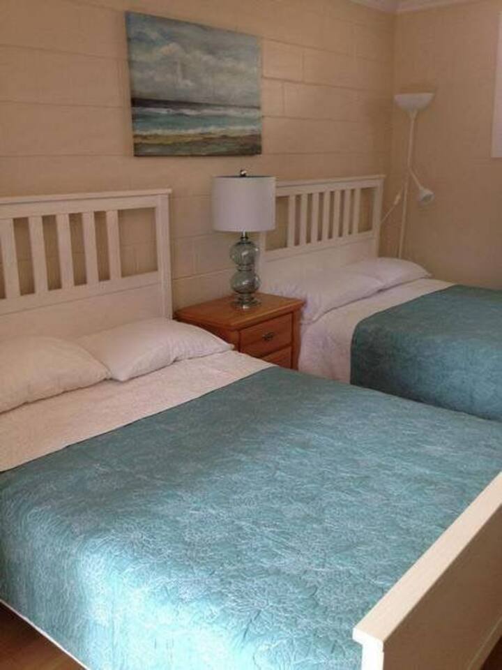 Sunset Cabin w/ 2 dbl beds - getaway by the beach