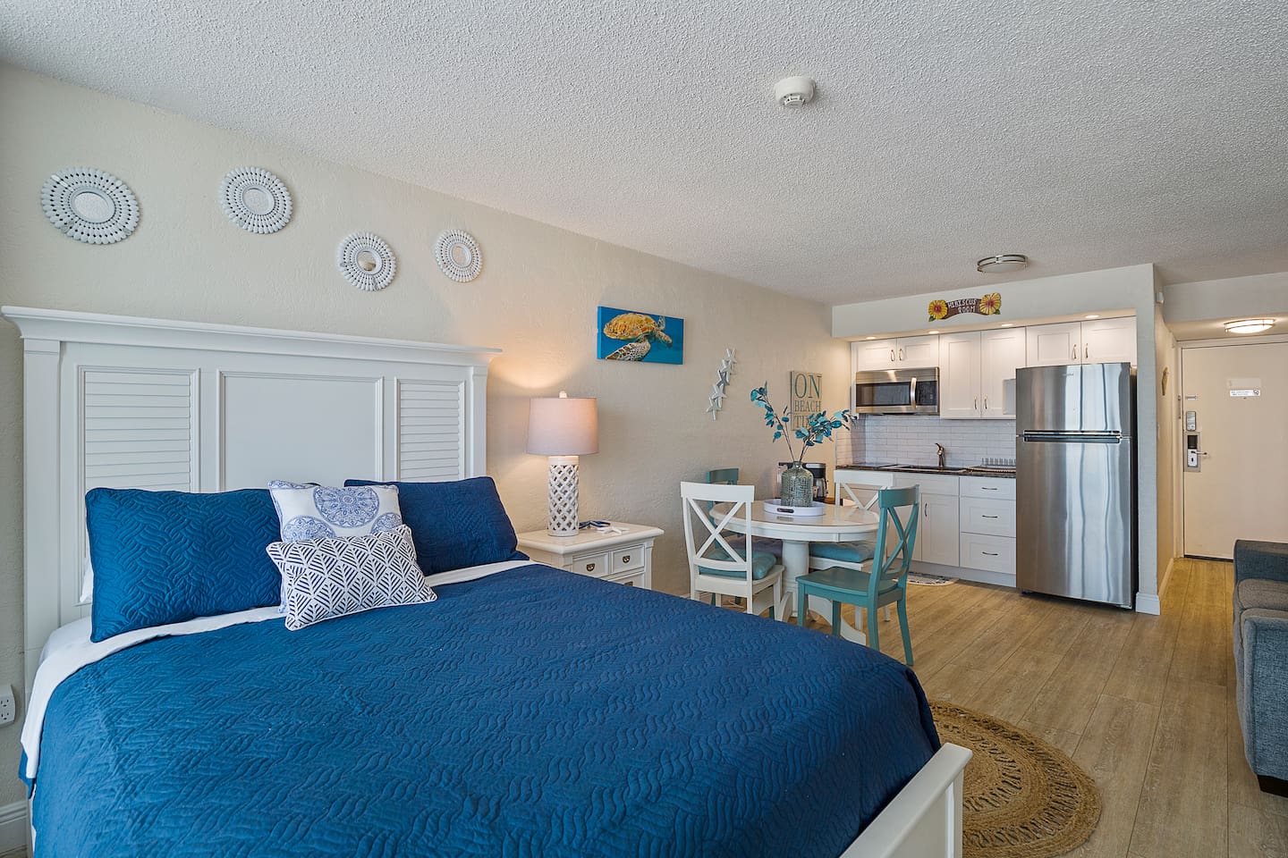 Aloha Hibiscus Room,Sunset Views - Hawaiian Inn Beach Resort