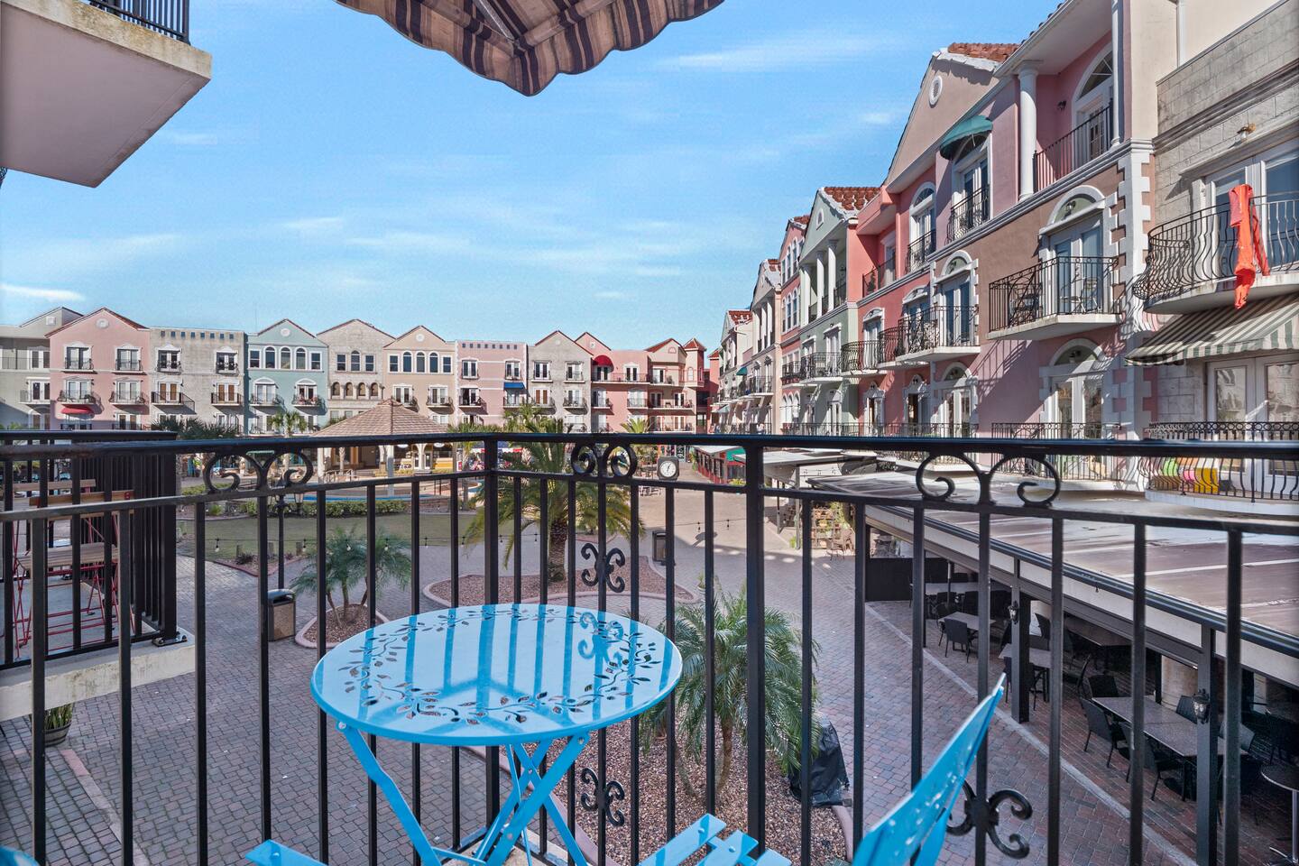 Couples Getaway - Sweet Retreat - European Village Best Location