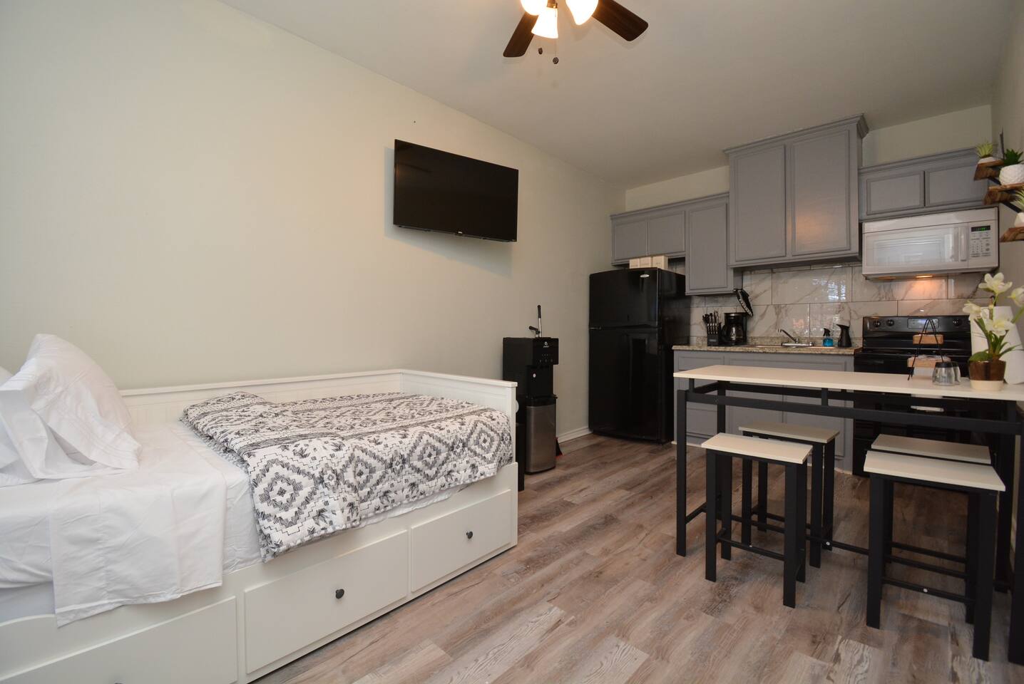 Super Value Suite #3, 4 mi from FIFA Fan Fest