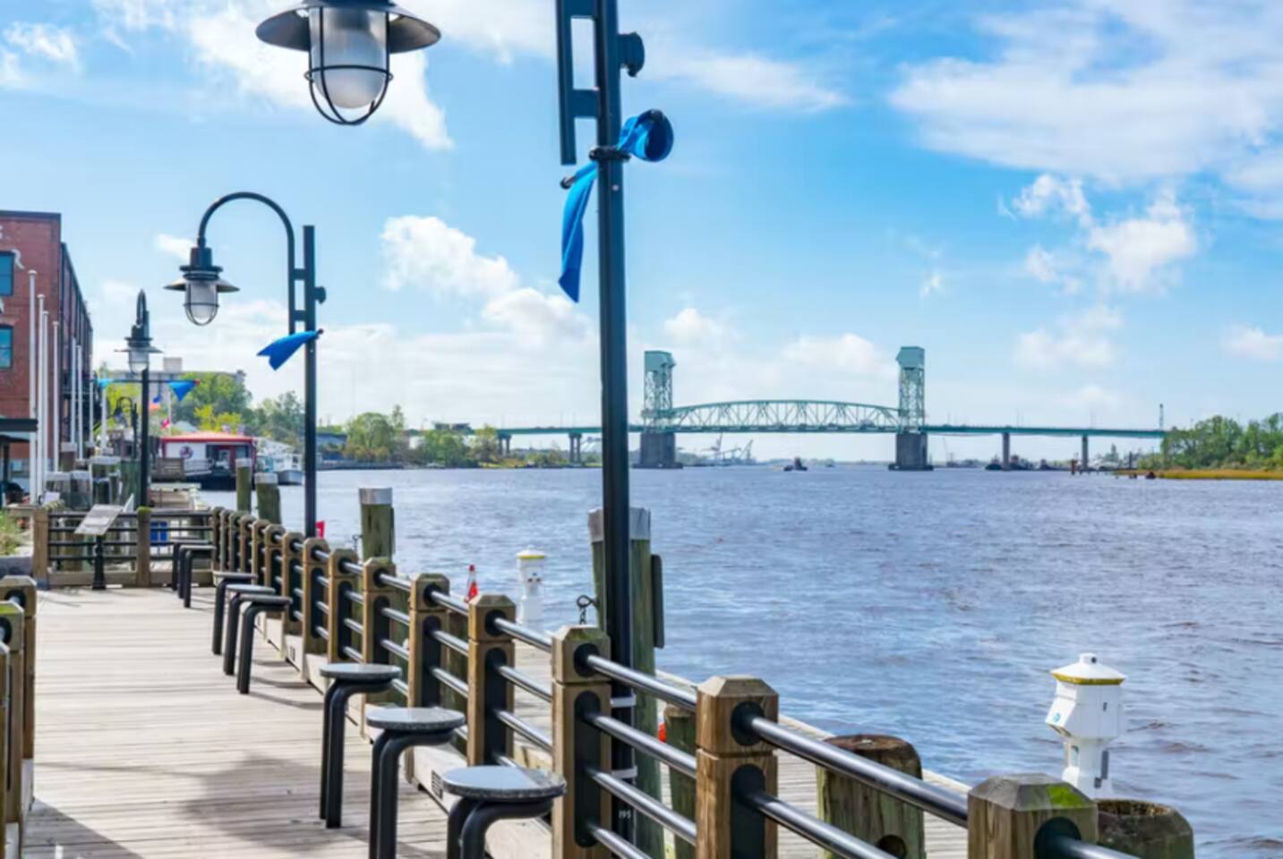 River FRONT | SuperHost | Free Parking!