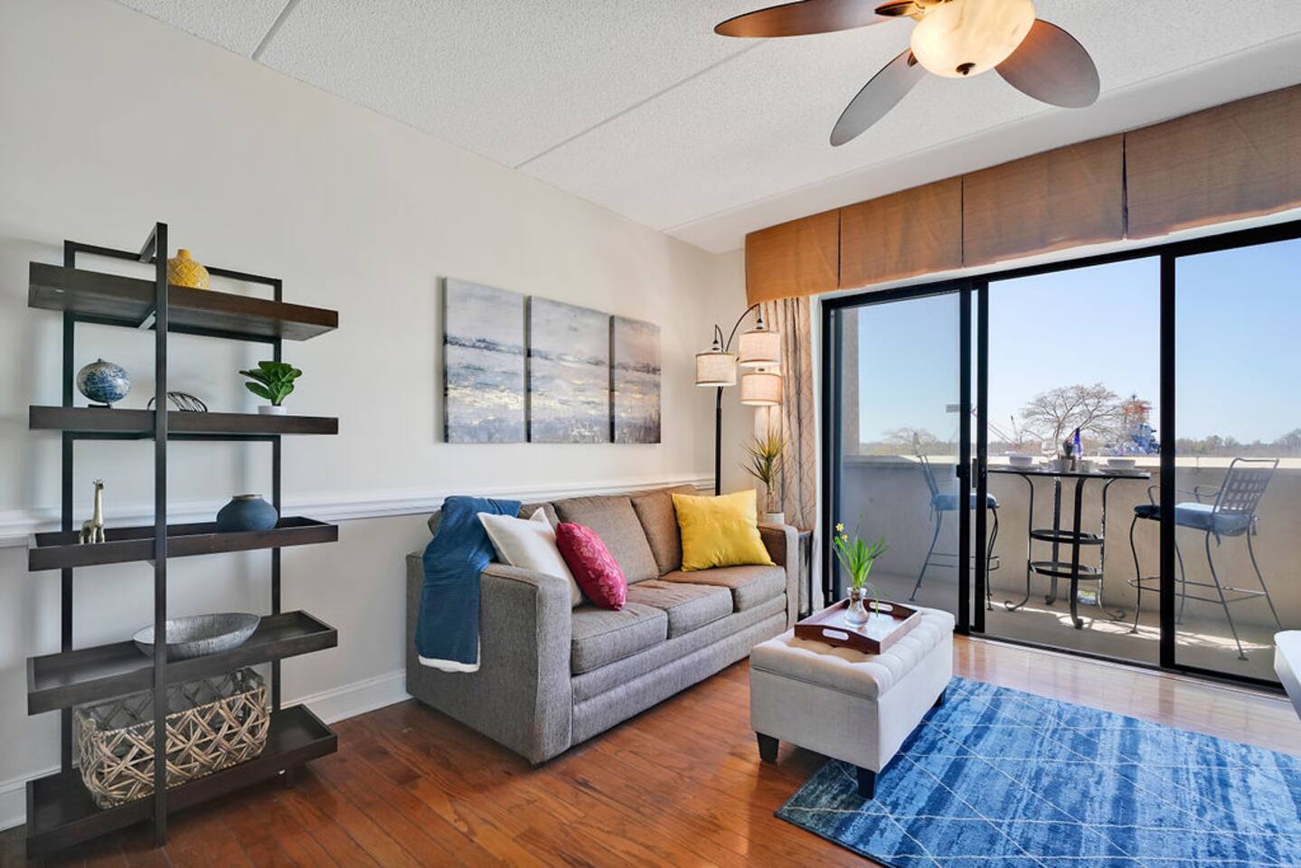 River FRONT | SuperHost | Free Parking!