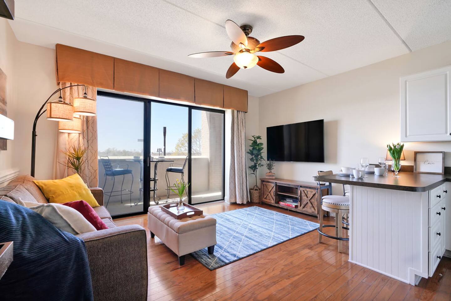 River FRONT | SuperHost | Free Parking!