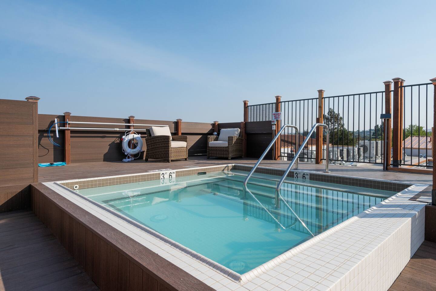 Elevator-King Bed-Walk Downtown-Free Garage Parking-Laundry