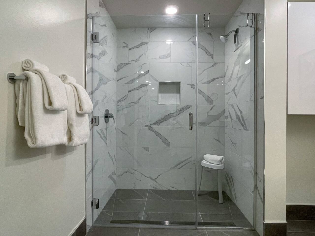 Elevator-King Bed-Walk Downtown-Free Garage Parking-Laundry