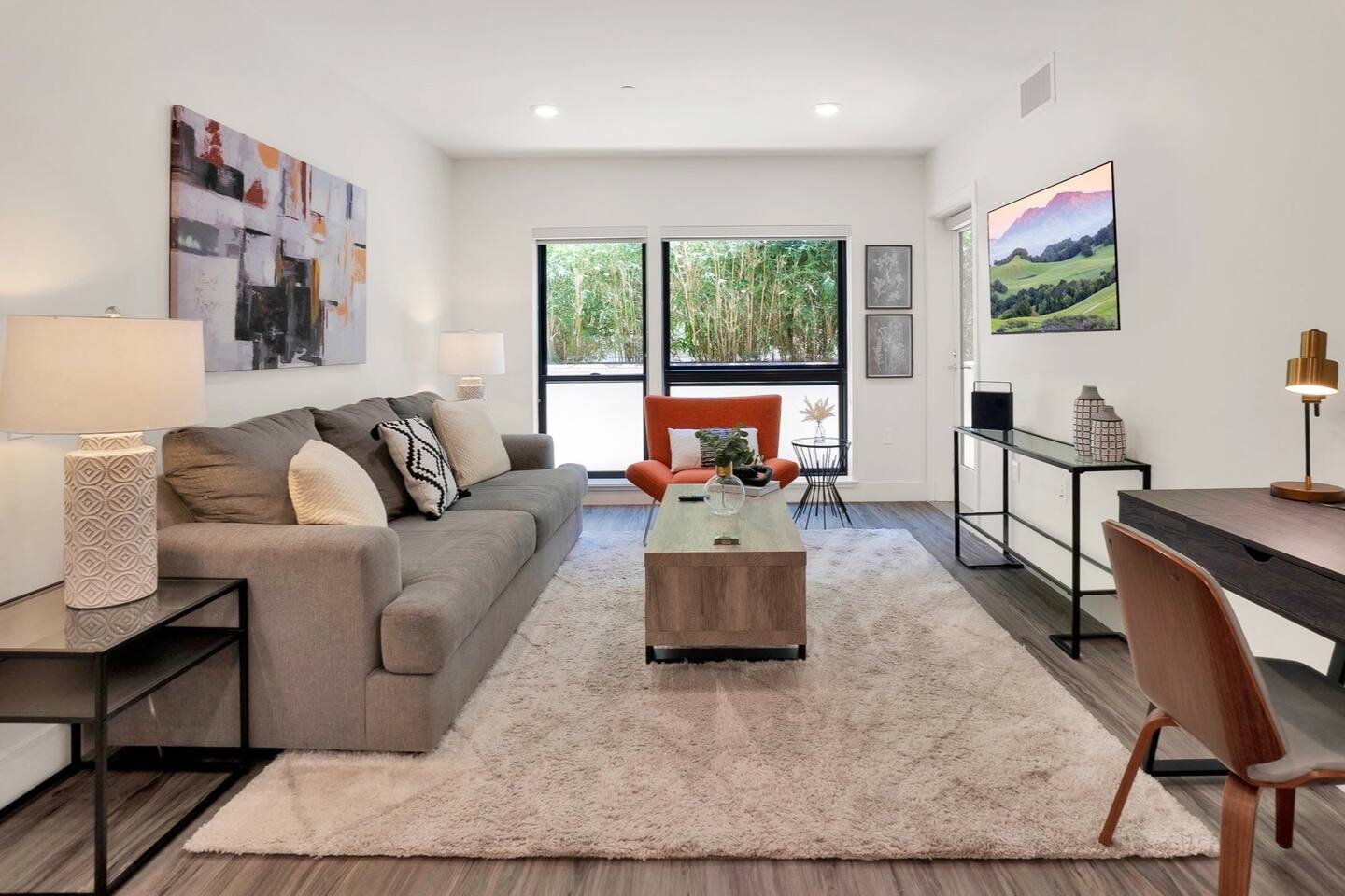 Elevator-King Bed-Walk Downtown-Free Garage Parking-Laundry