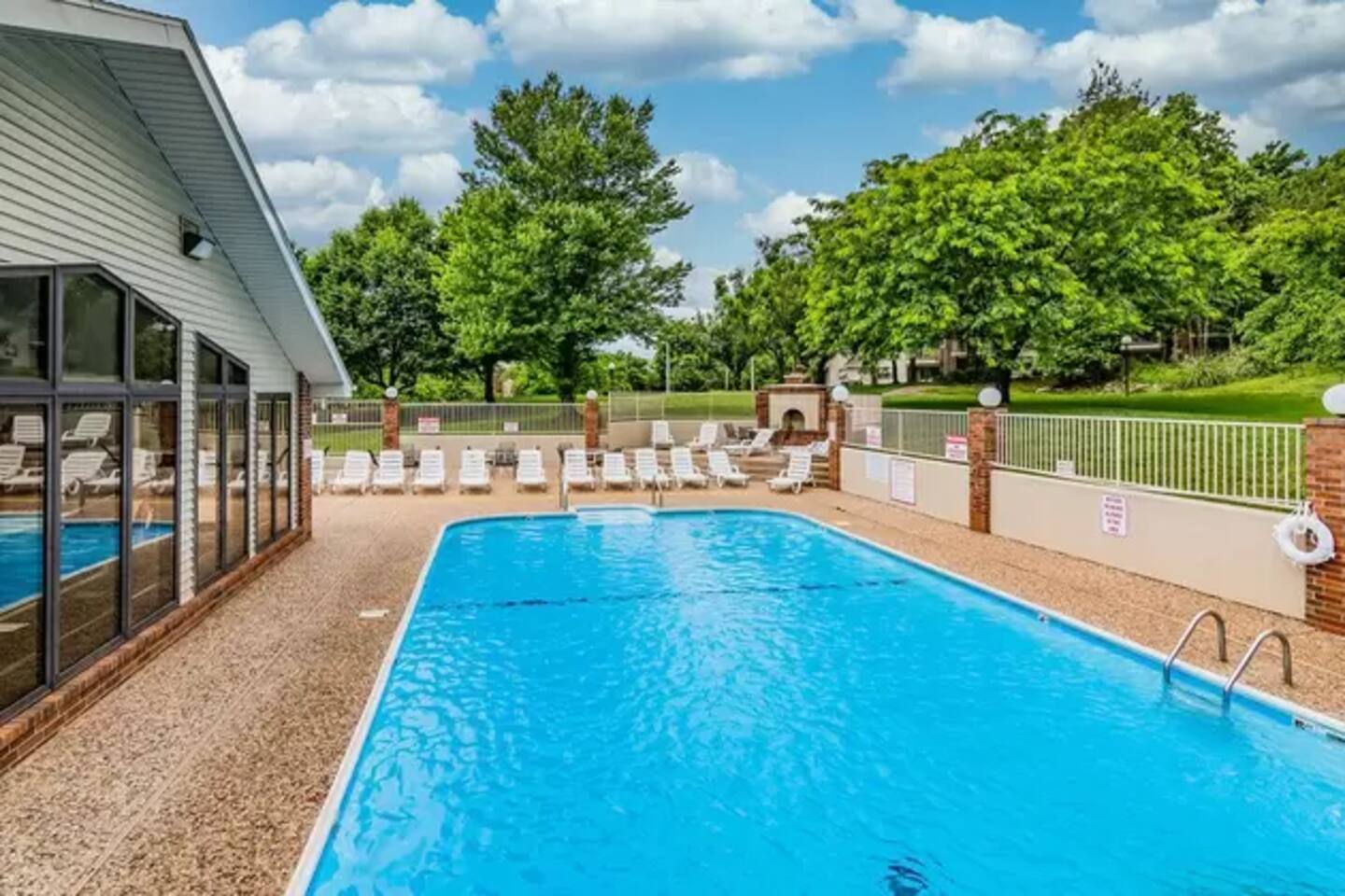 Gorgeous, 3 min to Strip! Pools, Hot Tub, Sauna!