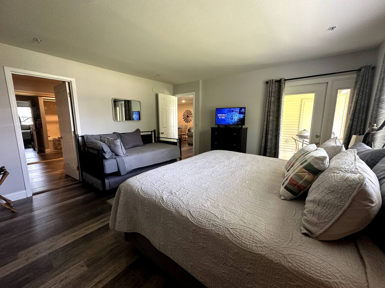 Gorgeous, 3 min to Strip! Pools, Hot Tub, Sauna!