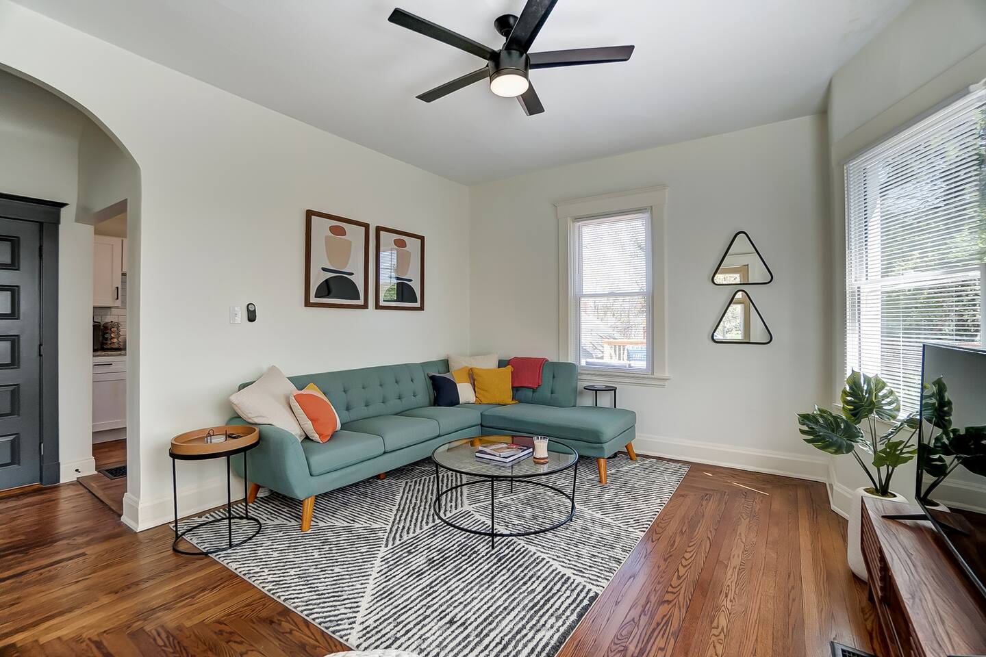 Walk Everywhere-Large Deck-Fire pit-10 min 2 DT