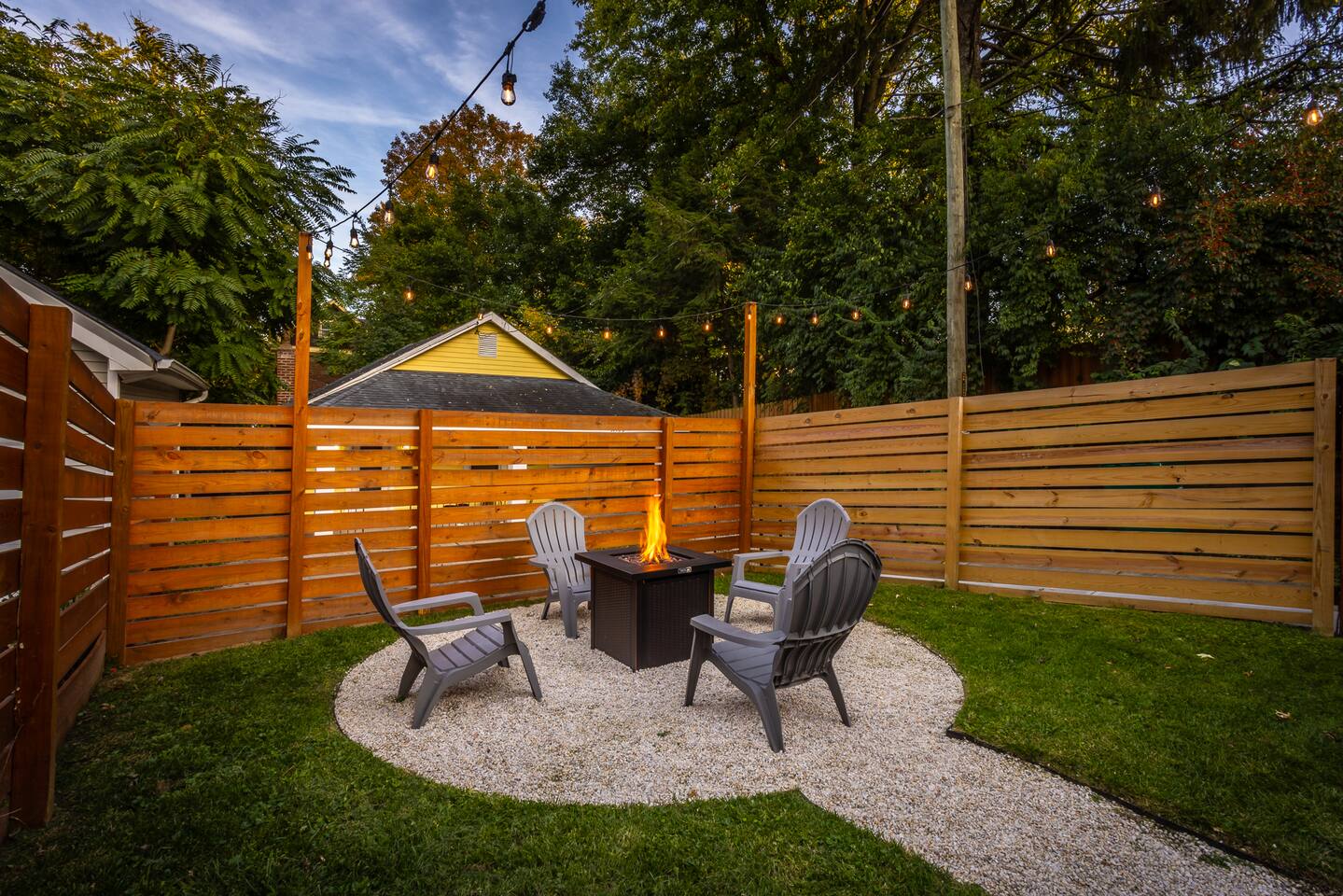 Walk Everywhere-Large Deck-Fire pit-10 min 2 DT
