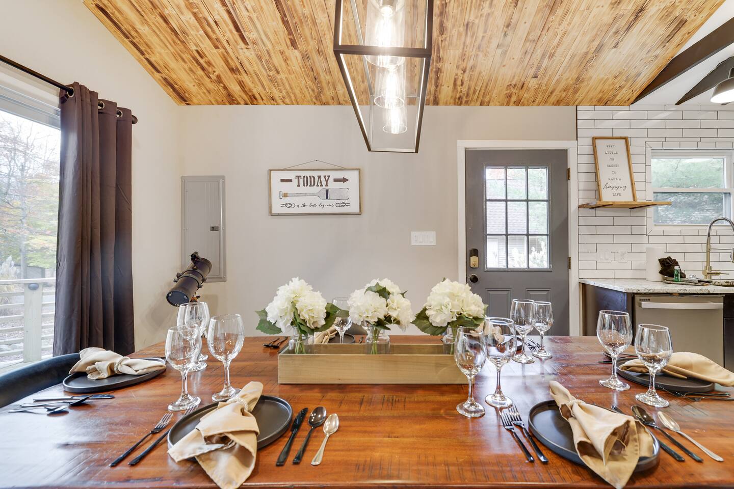 Harmonious * Lake * Memories  Hottub & Beach!