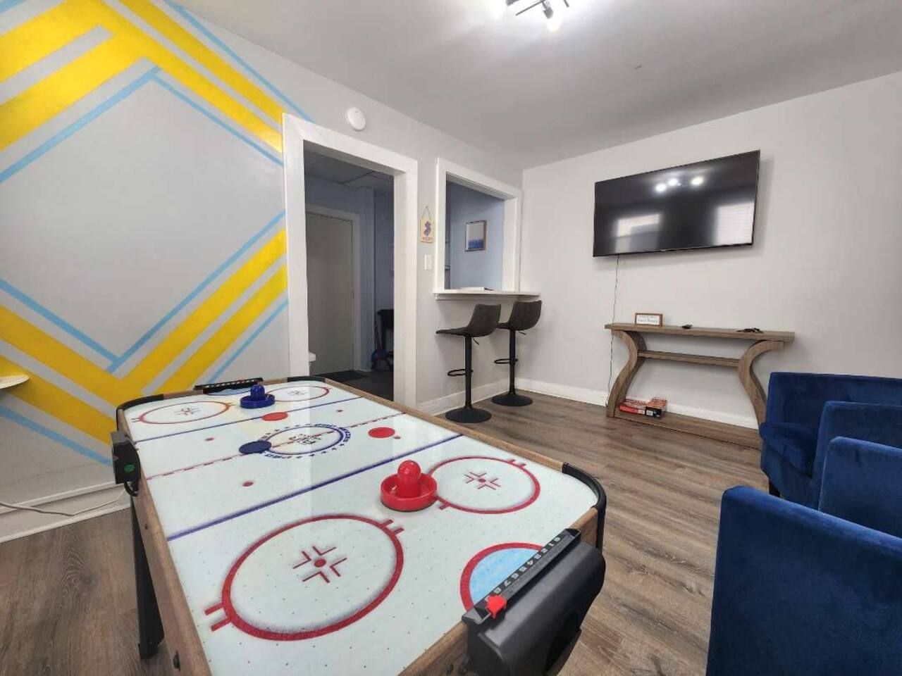 Beachcrest- Easy Walk to Tropicana & Casinos!