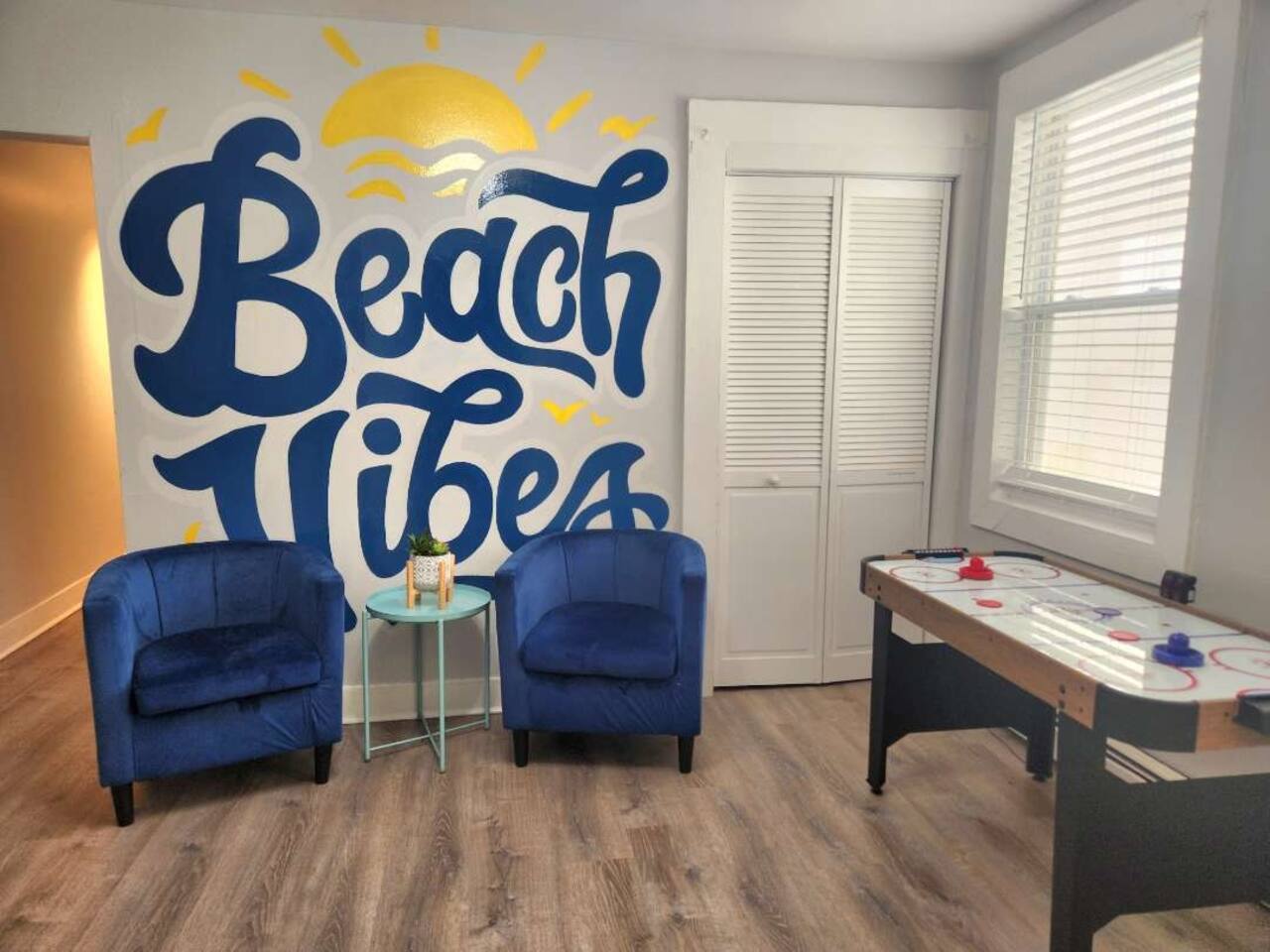 Beachcrest- Easy Walk to Tropicana & Casinos!