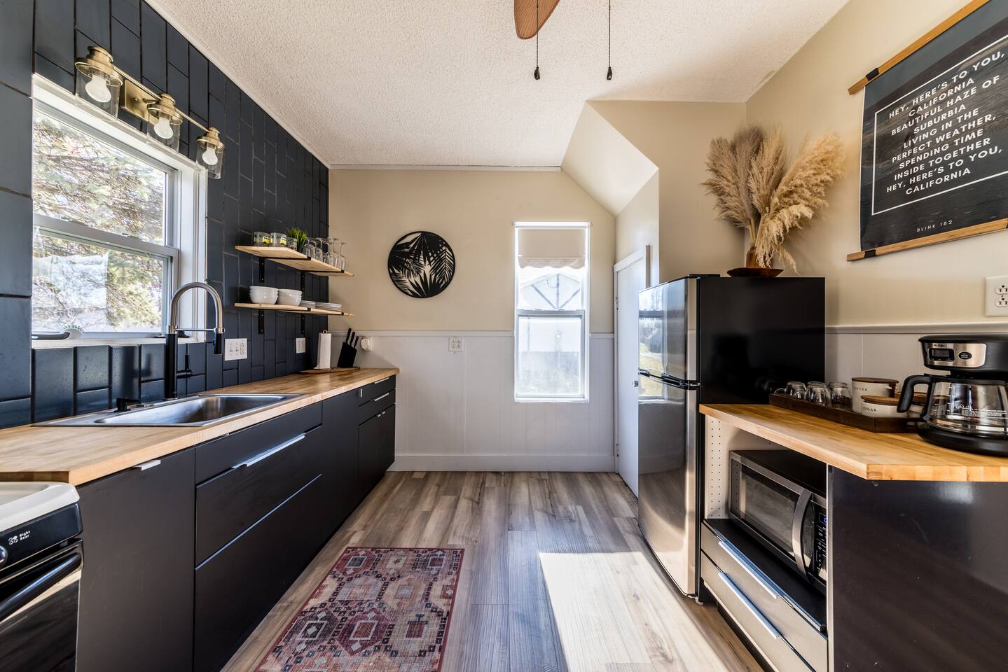 Cali Coast ☀ Cozy Little 1bd/1ba home — O'Fallon — vacation rental
