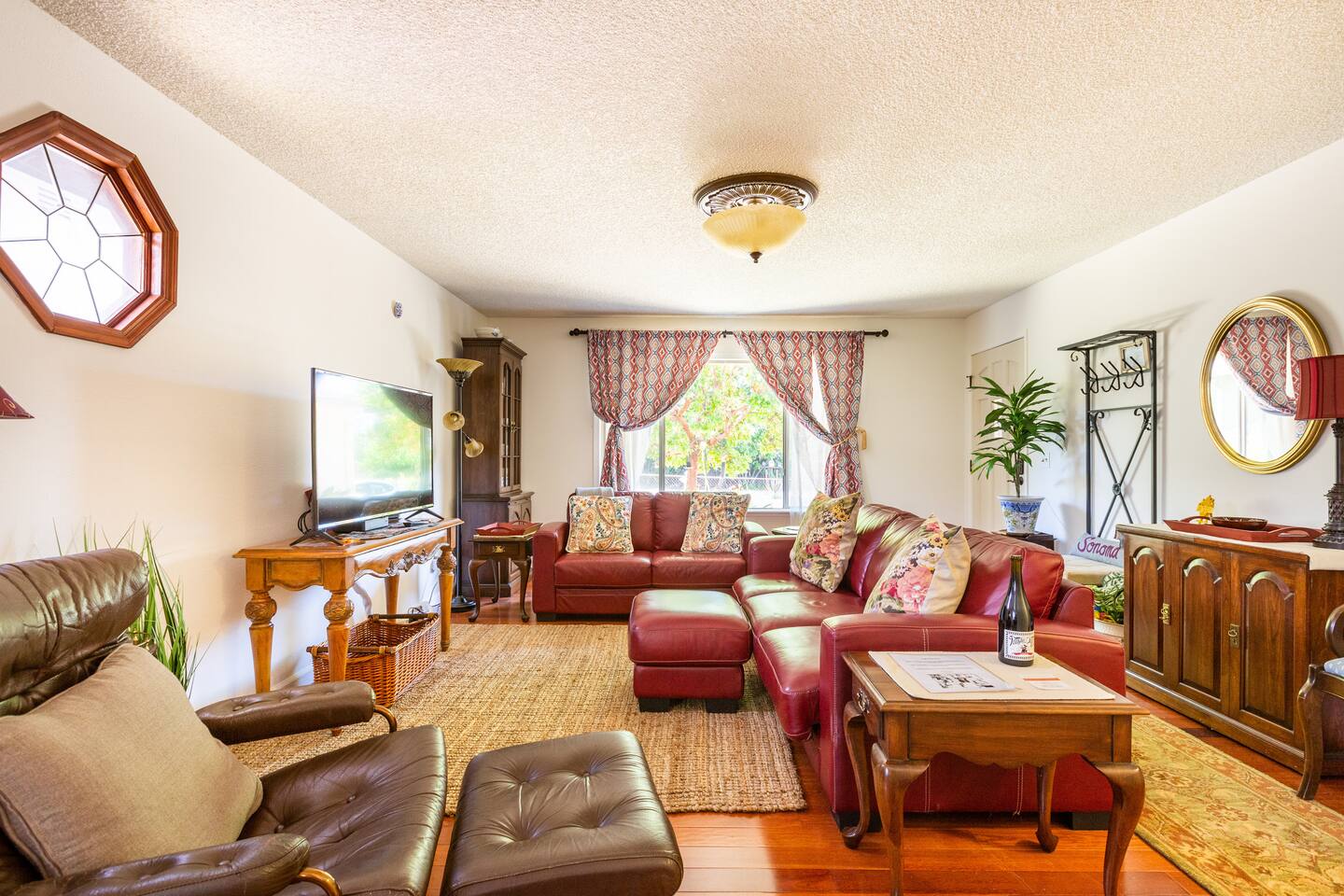 Serene Sonoma Home, Walk/bike downtown in minutes