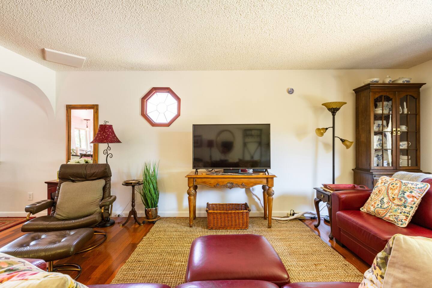 Serene Sonoma Home, Walk/bike downtown in minutes