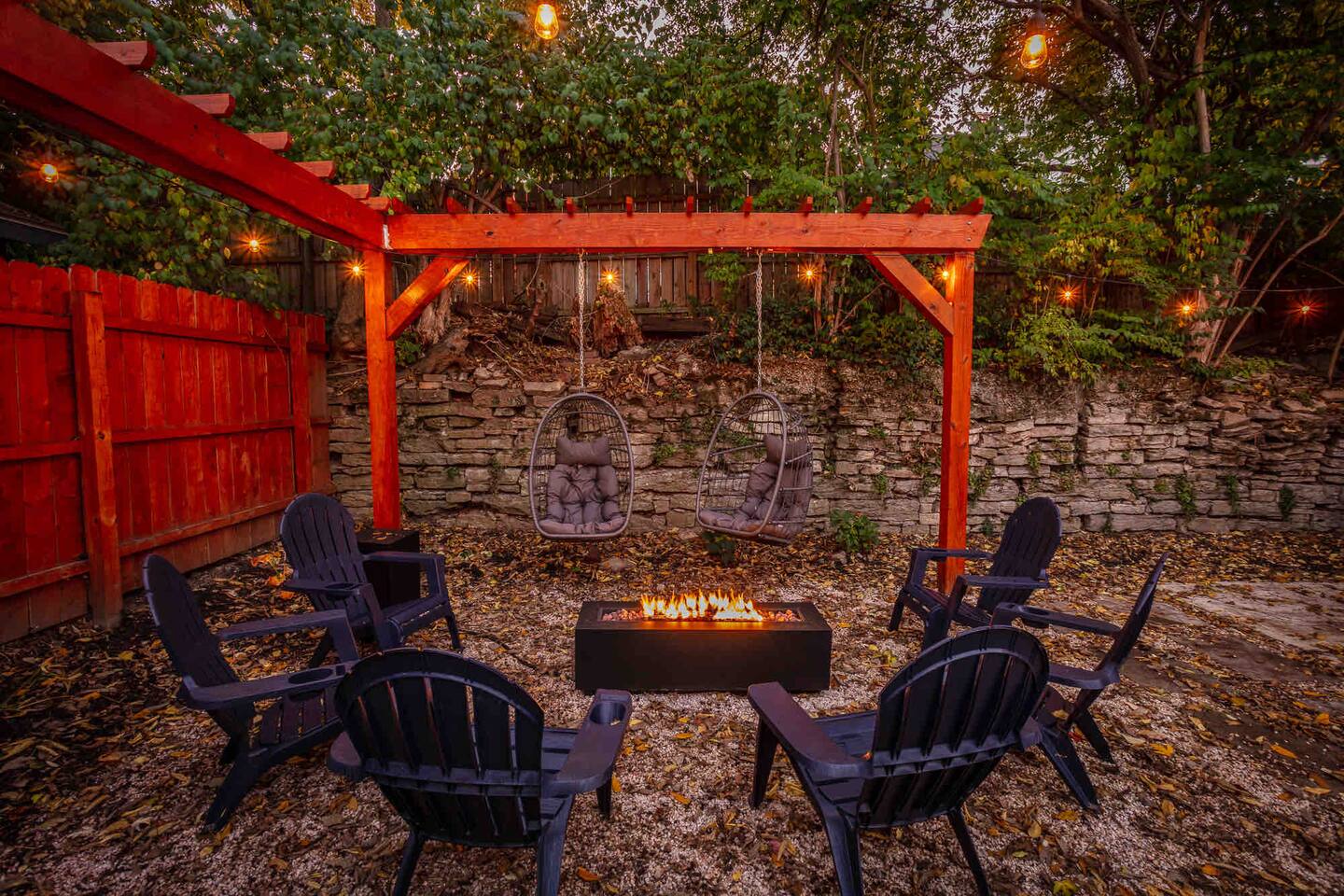 Hot Tub-Firepit-7 mins to DT-Sleeps 12-Walk 2 Bars
