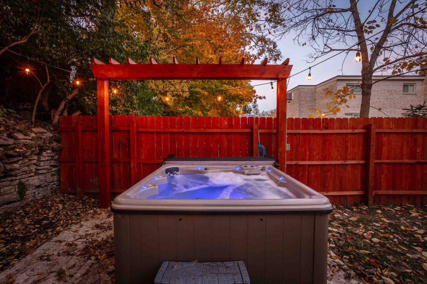 Hot Tub-Firepit-7 mins to DT-Sleeps 12-Walk 2 Bars