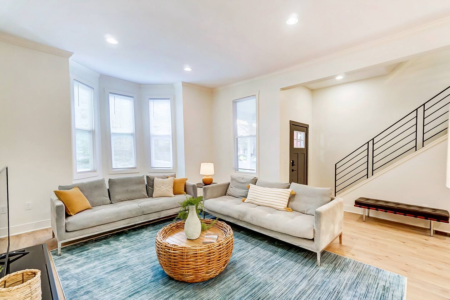 Hot Tub-Firepit-7 mins to DT-Sleeps 12-Walk 2 Bars
