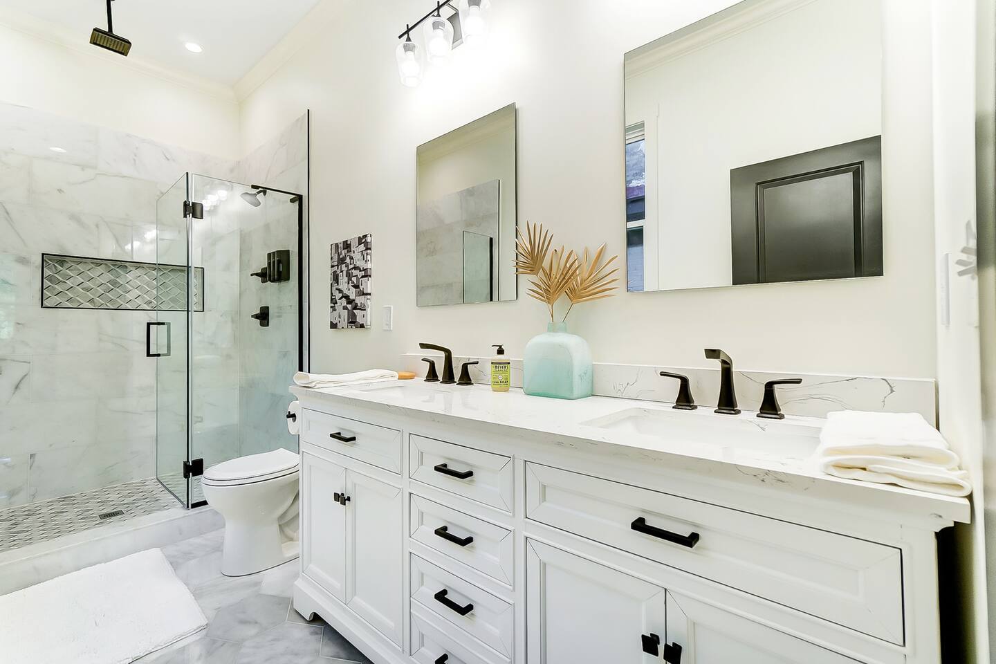 Hot Tub-Firepit-7 mins to DT-Sleeps 12-Walk 2 Bars