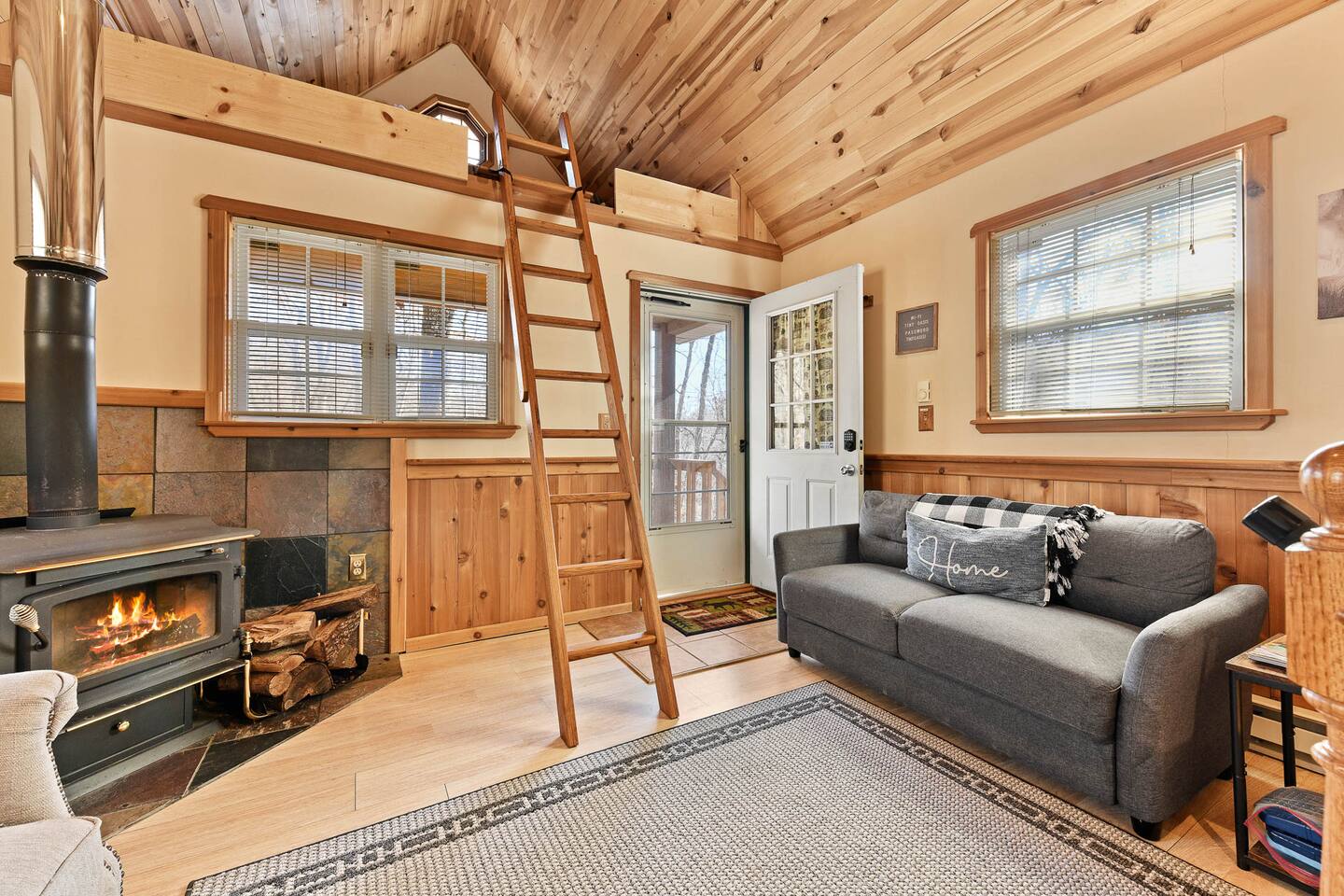 Tiny House! Hot Tub! Firepit! Pets! Secluded!