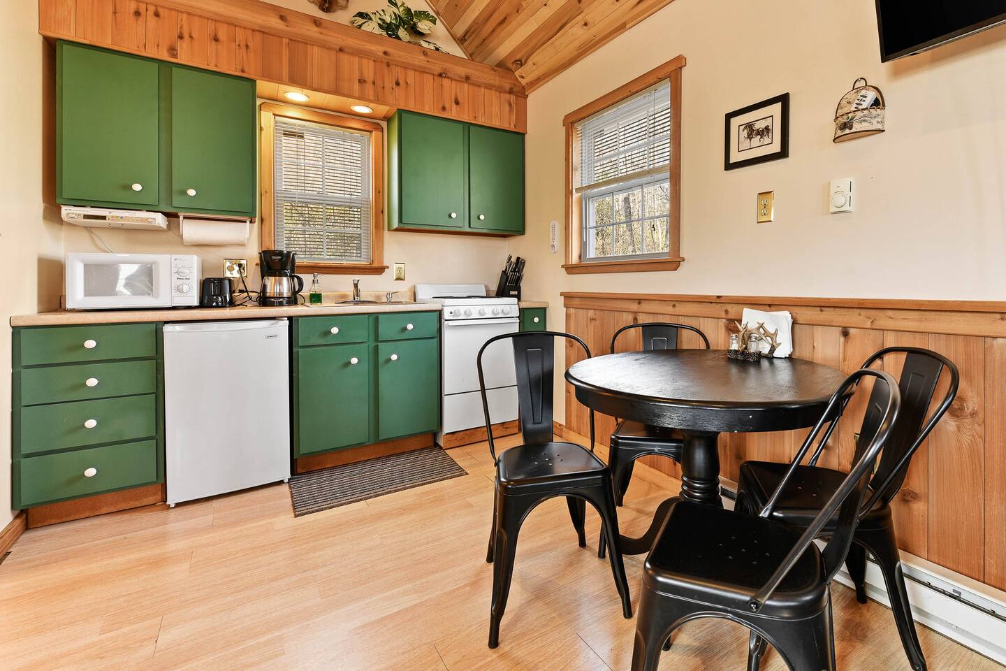 Tiny House! Hot Tub! Firepit! Pets! Secluded!