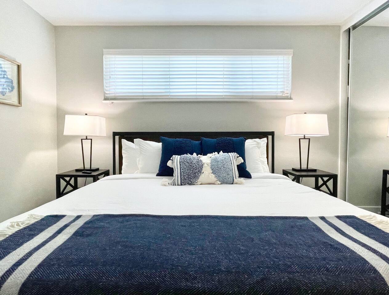 King Bed-Parking-Top Floor-Desk-Downtown