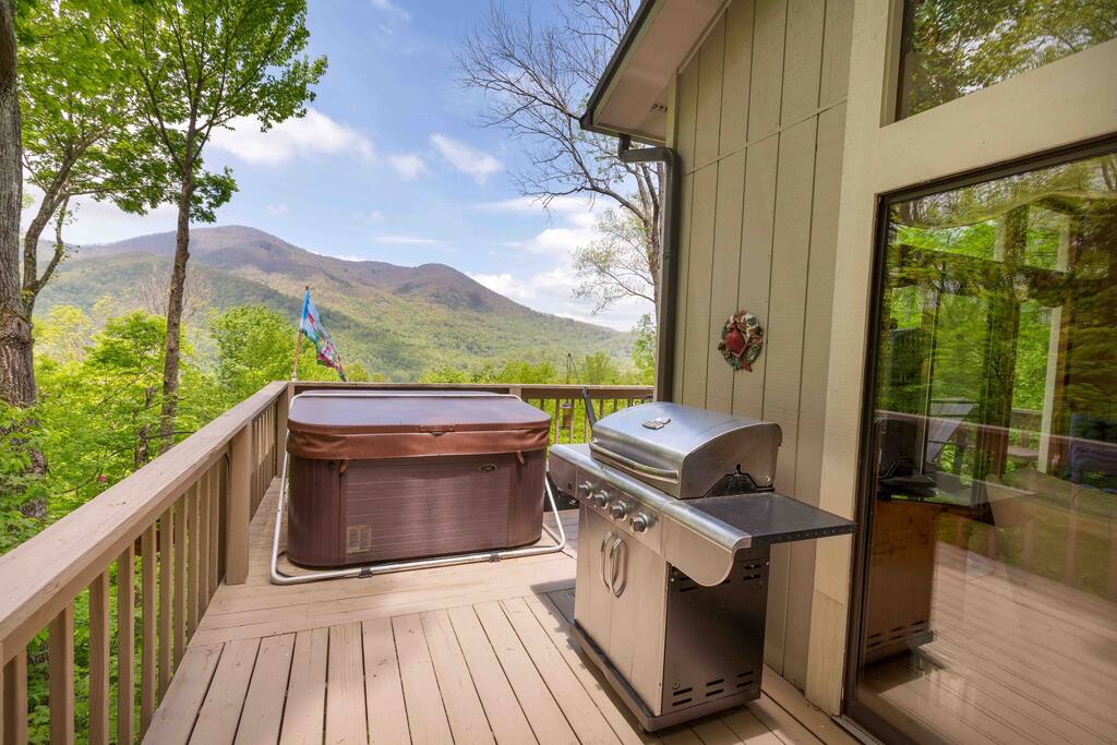 Bella Vista- 2 bedroom - 2 bath /Hot Tub/View/Pets Allowed/King Beds/Great Reviews