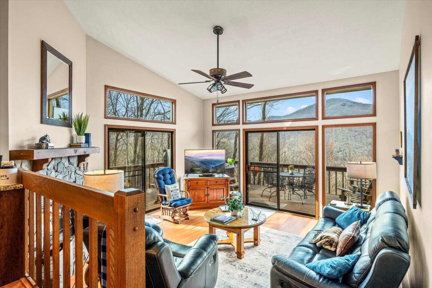 Bella Vista- 2 bedroom - 2 bath /Hot Tub/View/Pets Allowed/King Beds/Great Reviews