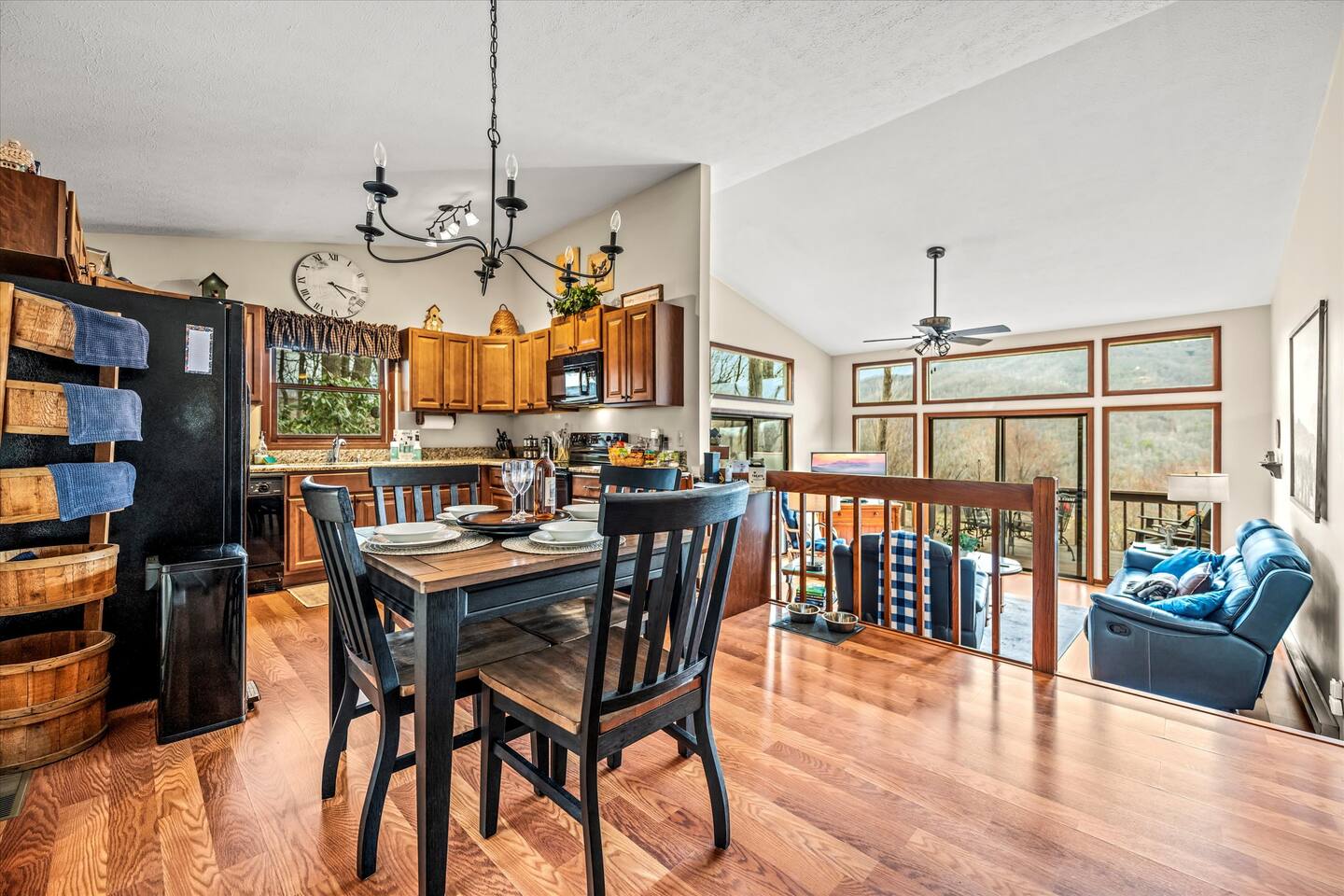 Bella Vista- 2 bedroom - 2 bath /Hot Tub/View/Pets Allowed/King Beds/Great Reviews