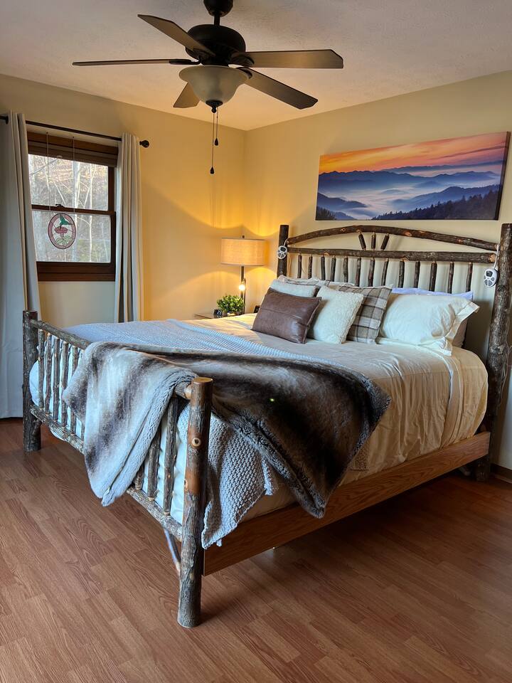 Bella Vista- 2 bedroom - 2 bath /Hot Tub/View/Pets Allowed/King Beds/Great Reviews