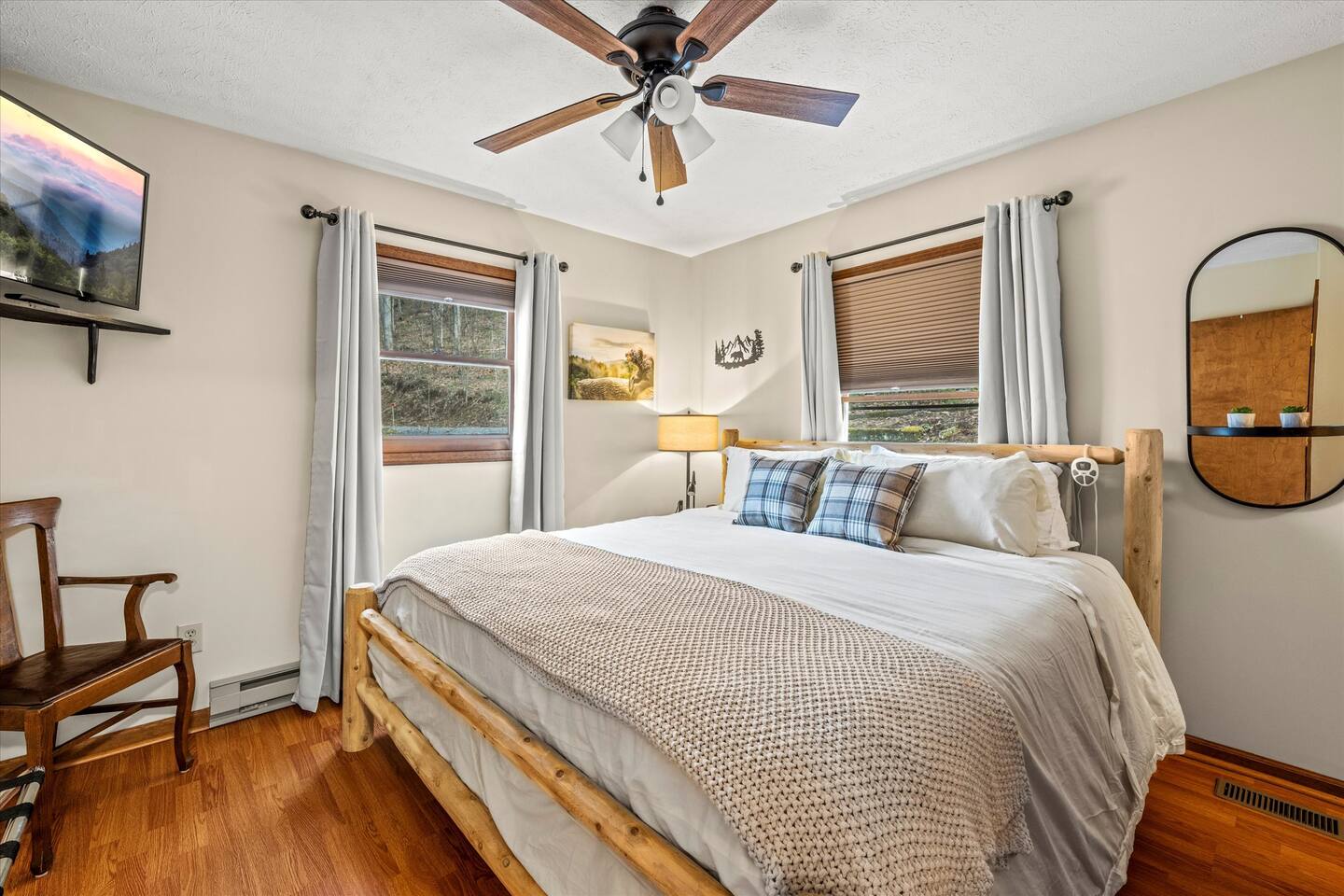 Bella Vista- 2 bedroom - 2 bath /Hot Tub/View/Pets Allowed/King Beds/Great Reviews
