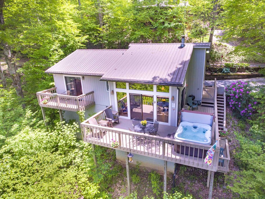 Bella Vista- 2 bedroom - 2 bath /Hot Tub/View/Pets Allowed/King Beds/Great Reviews