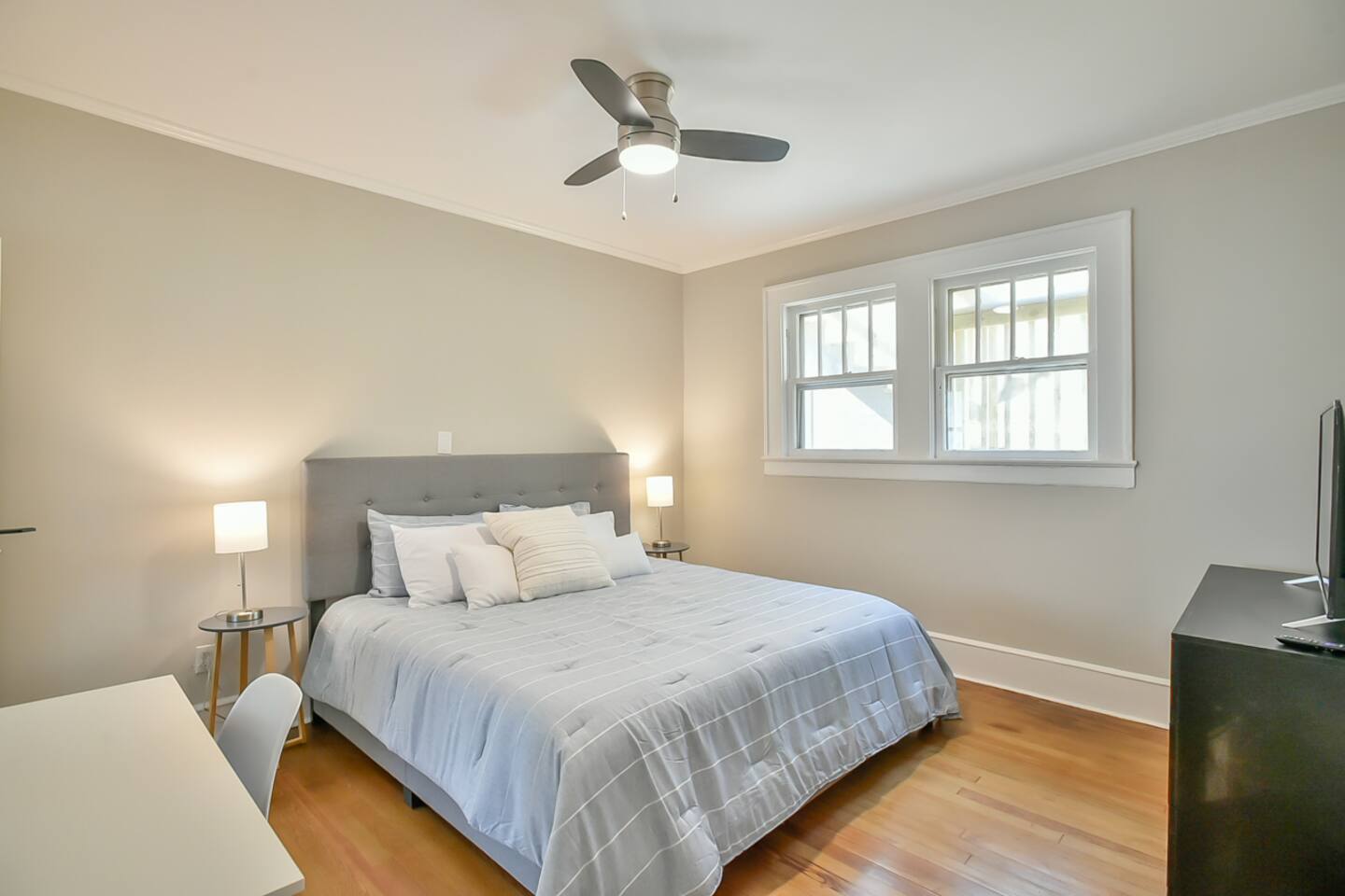 Comfortable 6 Bdrm~Fenced Backyard~Near Downtown!