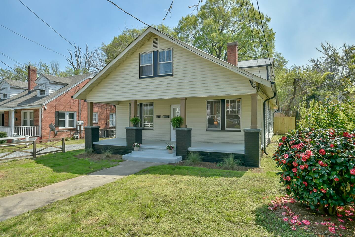Comfortable 6 Bdrm~Fenced Backyard~Near Downtown!