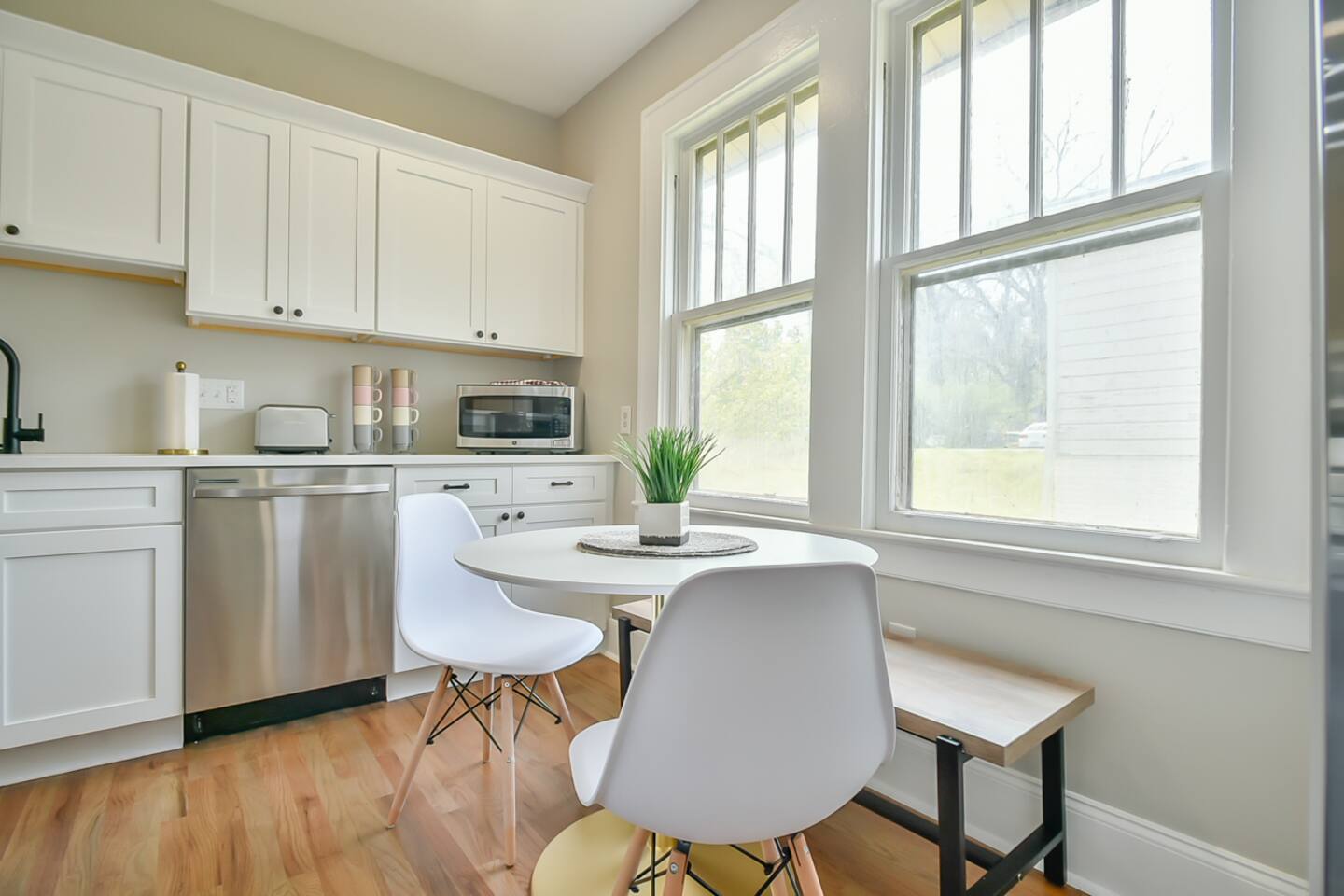 Comfortable 6 Bdrm~Fenced Backyard~Near Downtown!