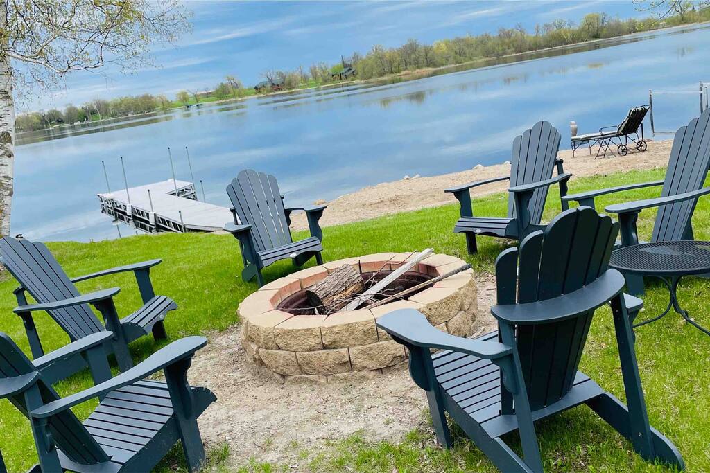 Lake Escape | paddle boards, fire pit & game room
