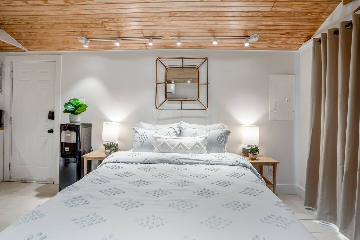 Historic Heights Rustic Urban Tiny Cabin