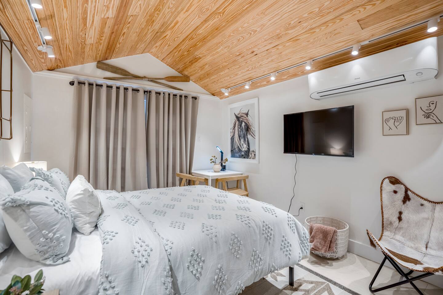 Historic Heights Rustic Urban Tiny Cabin