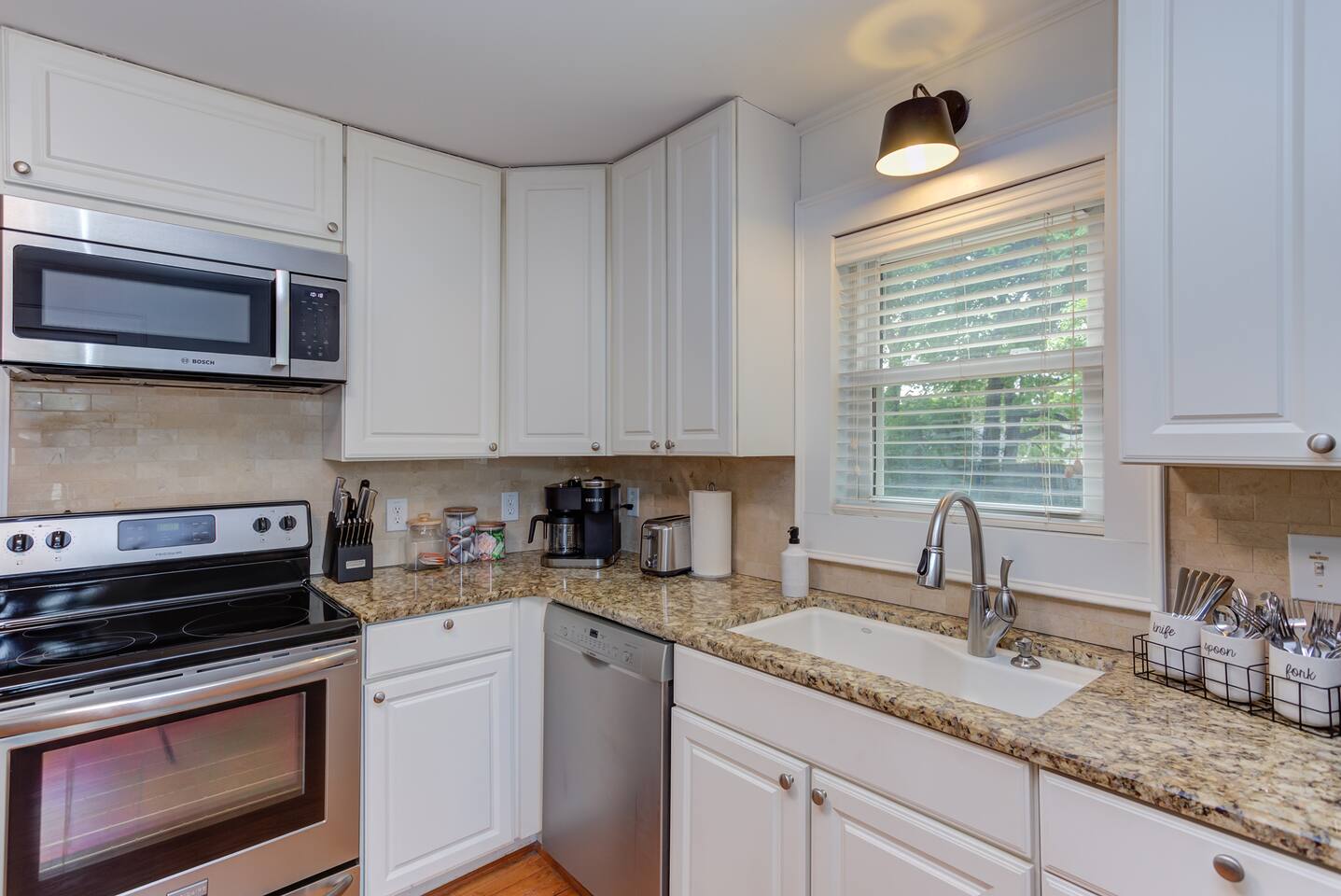 Cozy Home in Graham | Hot Tub | BBQ