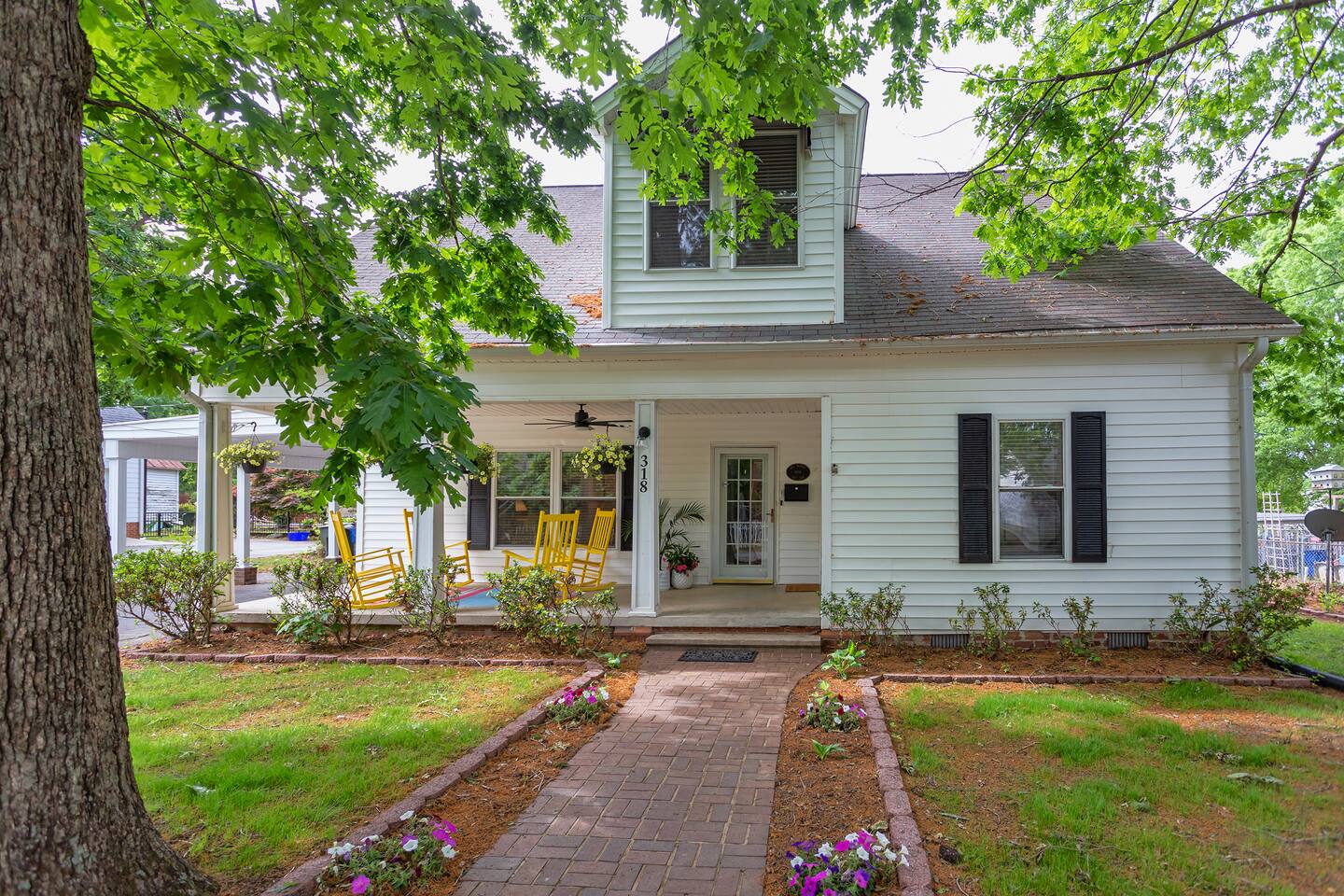Cozy Home in Graham | Hot Tub | BBQ