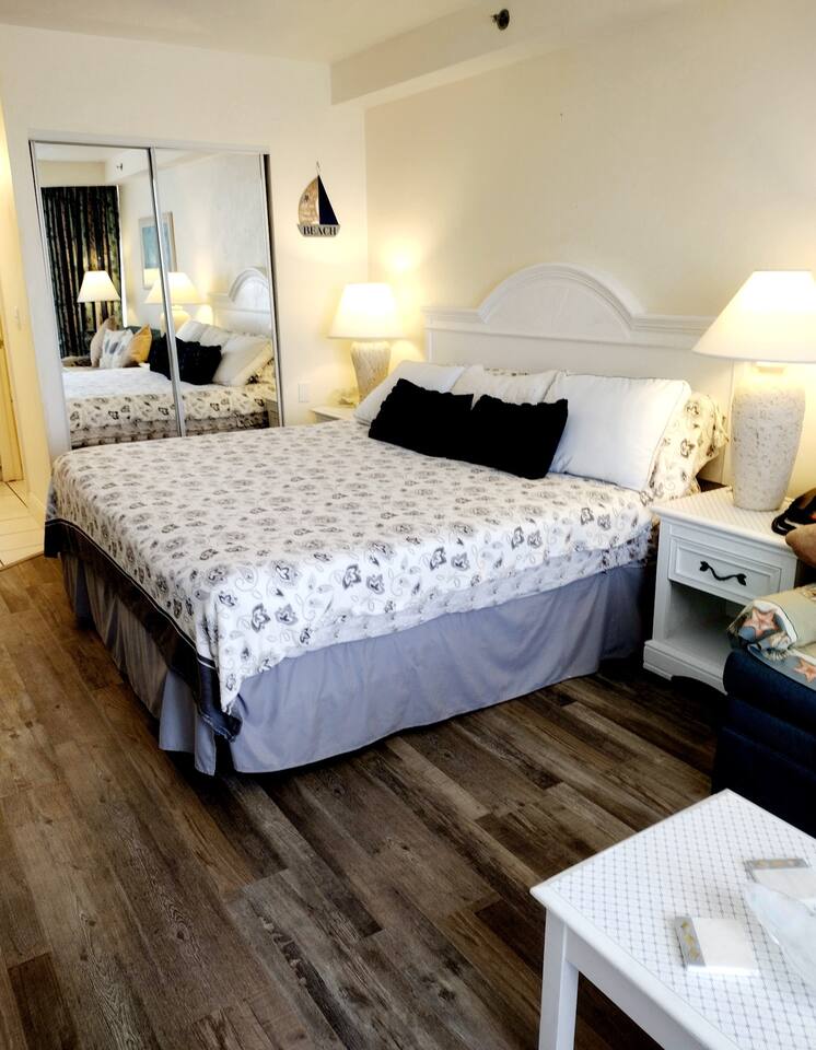 Classy Daytona Beach King Studio w/full kitchen — Daytona Beach — vacation rental