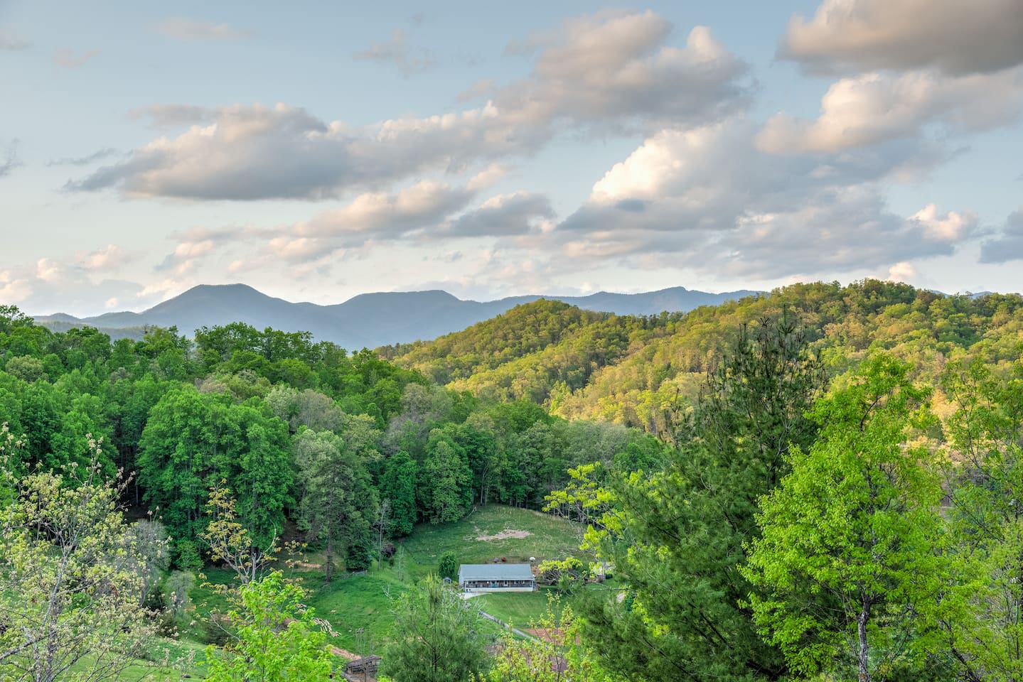 Hilltop Haven | 10 Beds | Hot Tub | Firepit | Pool Table