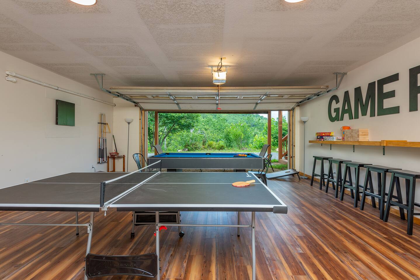Hilltop Haven | 10 Beds | Hot Tub | Firepit | Pool Table