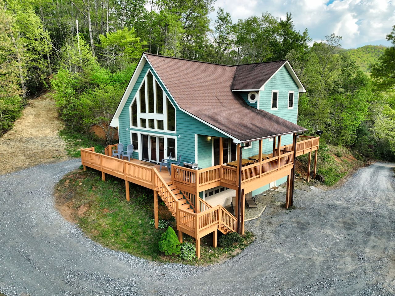 Hilltop Haven | 10 Beds | Hot Tub | Firepit | Pool Table — Sylva — vacation rental