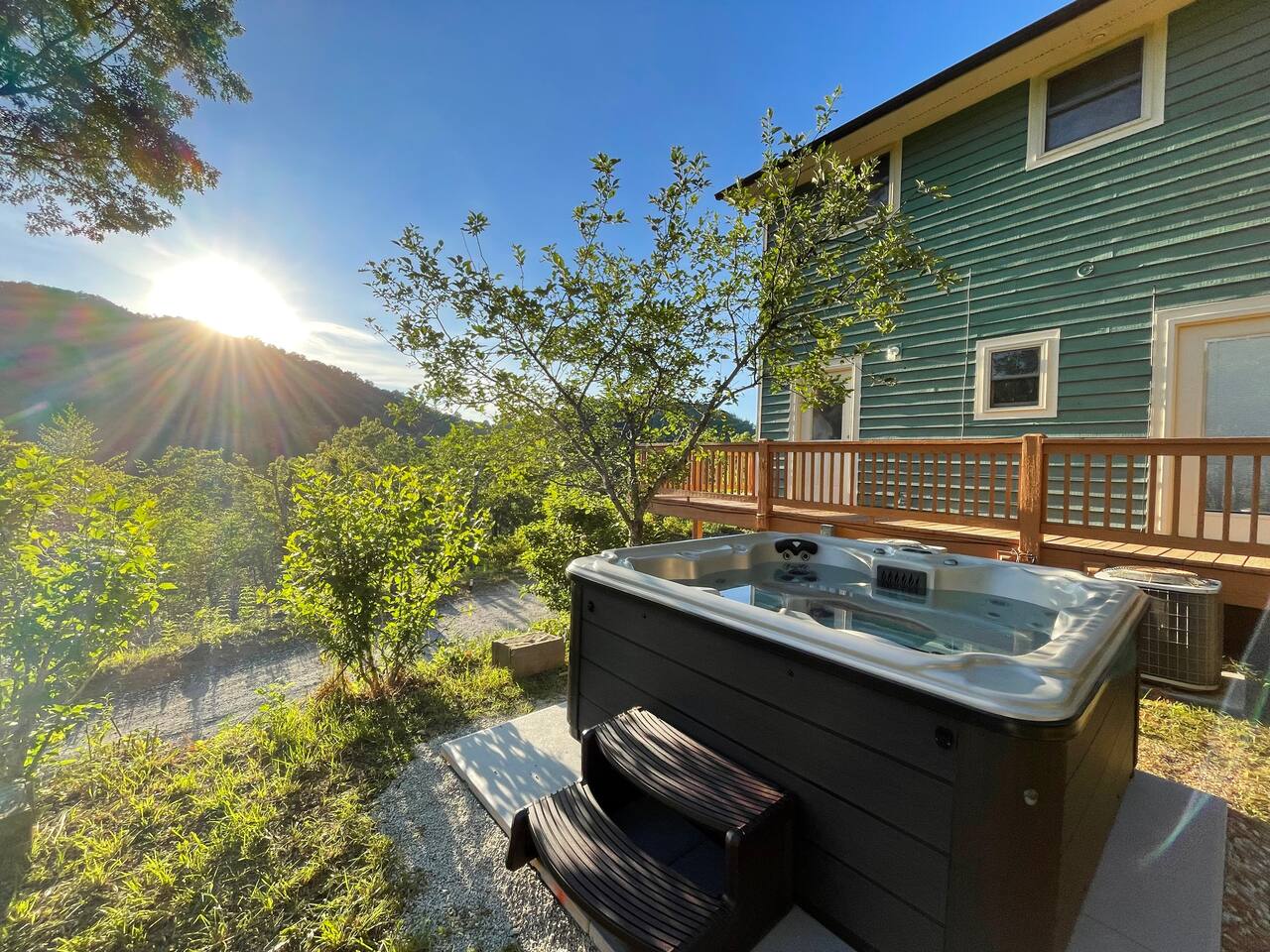 Hilltop Haven | 10 Beds | Hot Tub | Firepit | Pool Table
