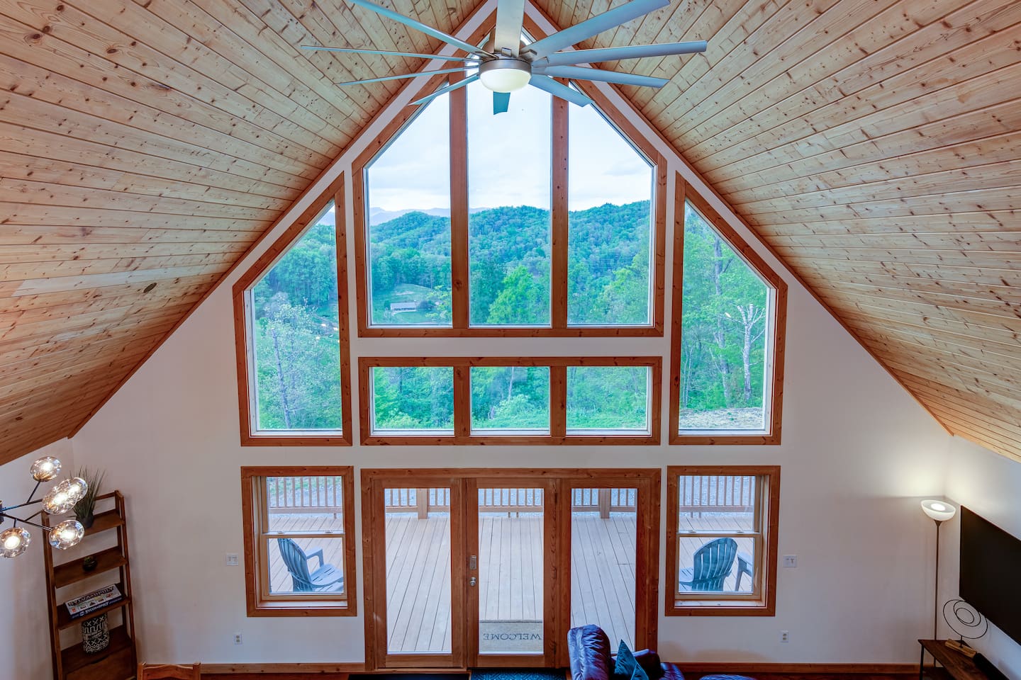 Hilltop Haven | 10 Beds | Hot Tub | Firepit | Pool Table