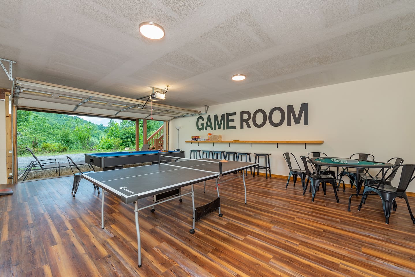 Hilltop Haven | 10 Beds | Hot Tub | Firepit | Pool Table